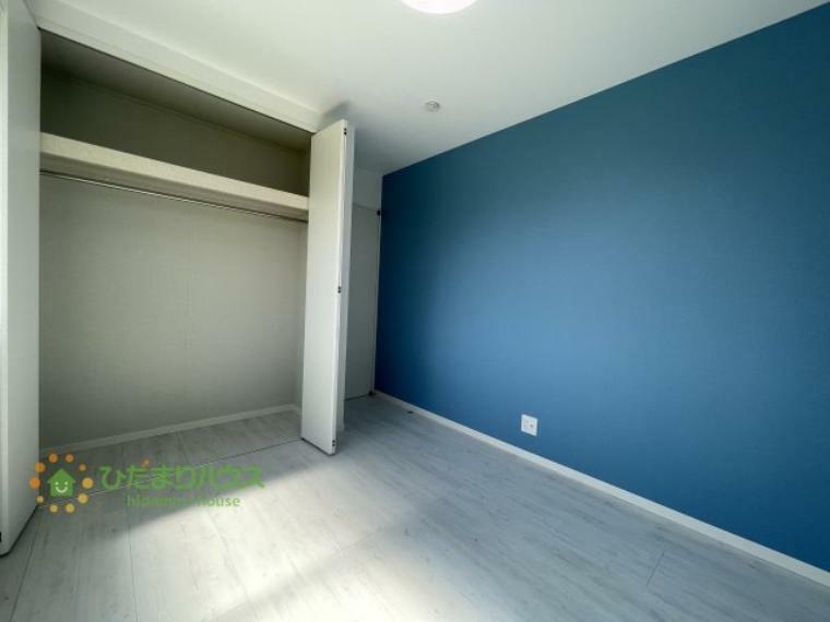収納 お部屋毎に配色の異なるアクセントクロスで空間を演出。