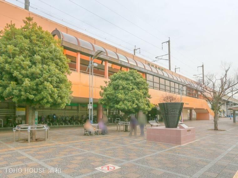 埼京線「戸田公園」駅（戸田市を代表する駅。快速、各駅停車の埼京線がとまります。戸田市全体が東京のベッドタウンになっており、都心への通勤、通学、そしてショッピングにとても便利。）