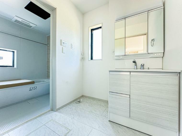 脱衣場 家の中でも特にプライベートスペースとなる洗面所は、洗濯場所と浴室を同じ空間でまとめております。