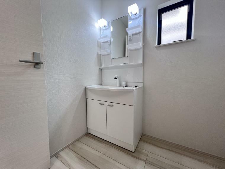 洗面化粧台 収納スペース豊富な洗面化粧台　脱衣室は採光に役立つ小窓付き（2号棟）