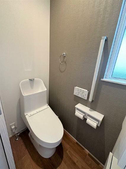 トイレ 安全面に配慮した手すり付きトイレはいつでも快適なウォシュレット機能付き