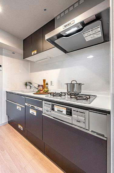 キッチン お料理中の匂いや煙が広がりにくい独立型キッチン。食洗機付きで家事の時短も可能です。