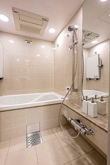 浴室 ホテルライクなバスルームで1日の疲れをリフレッシュ。雨の日の洗濯に便利な浴室乾燥機も嬉しいポイント。