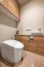 トイレ 機能性・デザイン性の高いタンクレストイレを採用。手洗い器や上部吊戸棚など使い勝手にも拘っています。