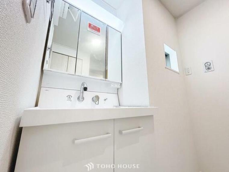 洗面化粧台 「洗面台」洗面台には三面鏡を採用。身だしなみを整えやすい事はもちろんですが、鏡の後ろに収納スペースを設ける事により、散らかりやすい洗面スペースをすっきりさせる事が出来るのも嬉しいですね。