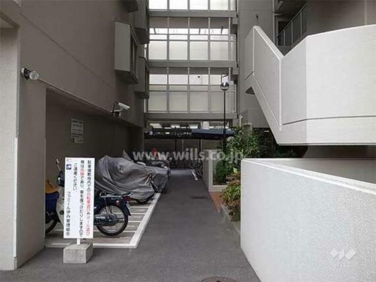 駐輪場 バイク置き場と駐輪場。奥上部は、棟を結ぶ渡り廊下。