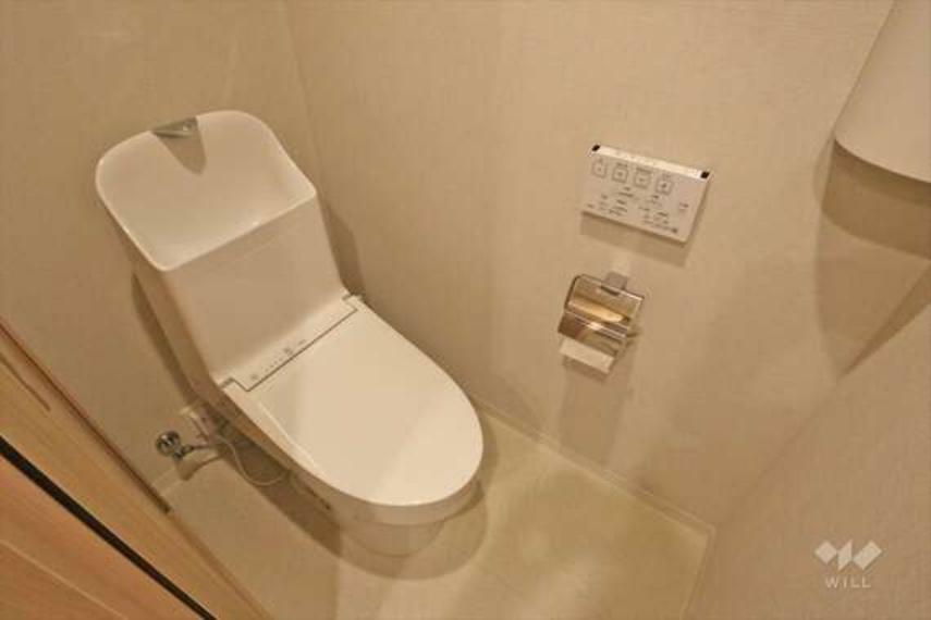 トイレ トイレ。2023年8月にリフォーム済。ウォシュレット付です。グレーのアクセントクロスでおしゃれな空間に仕上がっています。