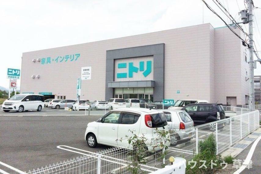 ホームセンター ニトリ大津瀬田店広々した店内には食器類、キッチン用品、家具、家電など多数の商品を取り扱っています。近隣にスーパーやドラックストアがあり、1階に駐車場があるので車でのおまとめ買いにも便利です。