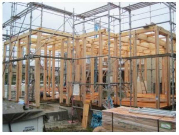 構造・工法・仕様 日本で長年の実績がある工法で、柱、梁などの「軸組み」で構造体を作ります。 接合部には金物、筋交いなどで補強を行いより強度を高めます。 木材はプレカットによりばらつきを防ぎ、品質が安定。