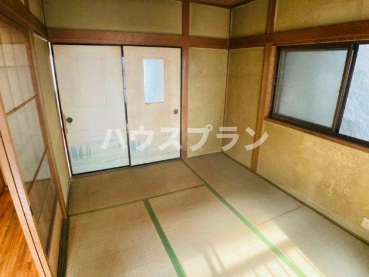 和室 落ち着きのある和室は、日本の伝統的な雰囲気を味わいながら、心地よいくつろぎの空間を提供します。畳の香りや触り心地、和風のインテリアが和の趣を醸し出し、リラックスできる場所を演出します。