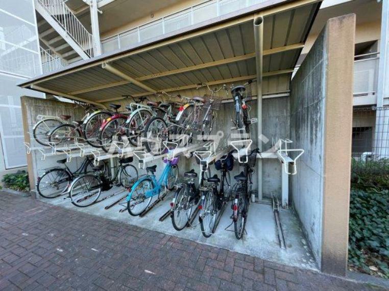 駐輪場 居住者の皆様の利便性を考慮し、広々とした自転車置き場が完備されています。 屋根の下に位置するため天候や季節の変化に左右されることがなく、 いつでも安心して自転車を駐輪することができます。