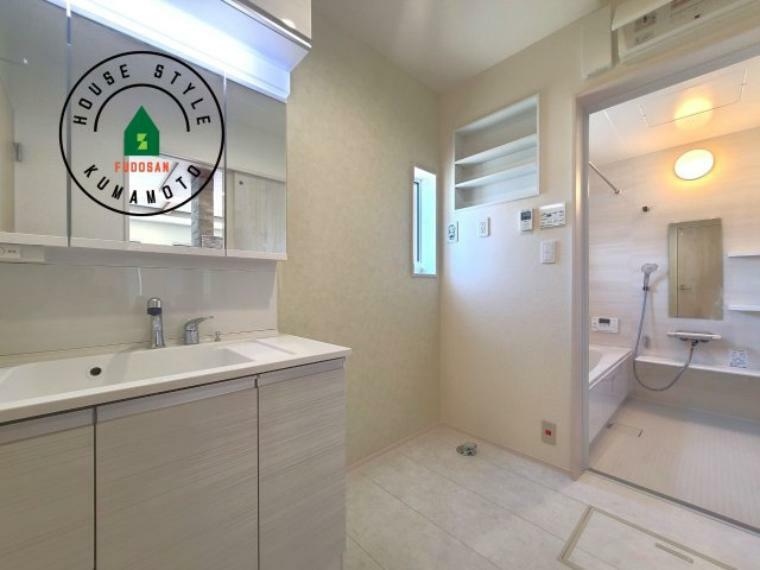 脱衣場 ゆとりの洗面スペースで朝の身支度もスムーズに。暮らしを快適に変えるシャワー付洗面台です！