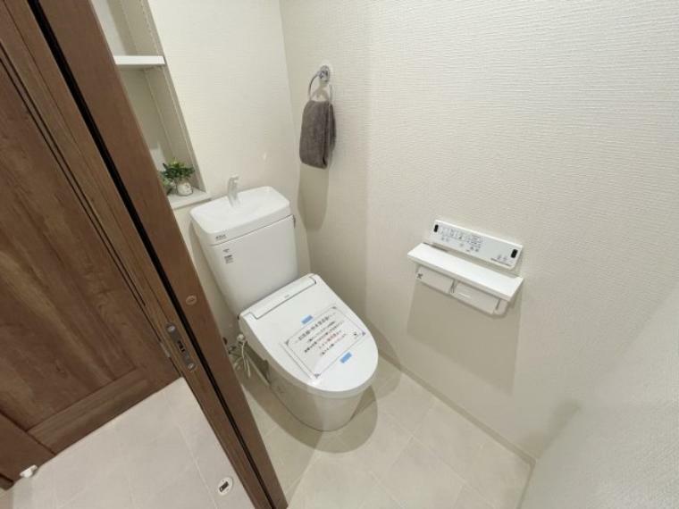 トイレ 壁付けリモコンの温水洗浄便座です！