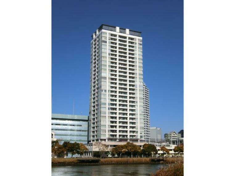 外観写真 帷子川沿いに建つ29階建てのタワーマンション