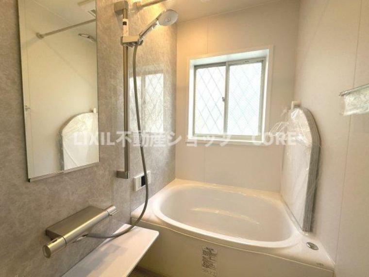 浴室 清潔感のある色味でまとめられたバスルームは光に満ちたリラクゼーション空間。