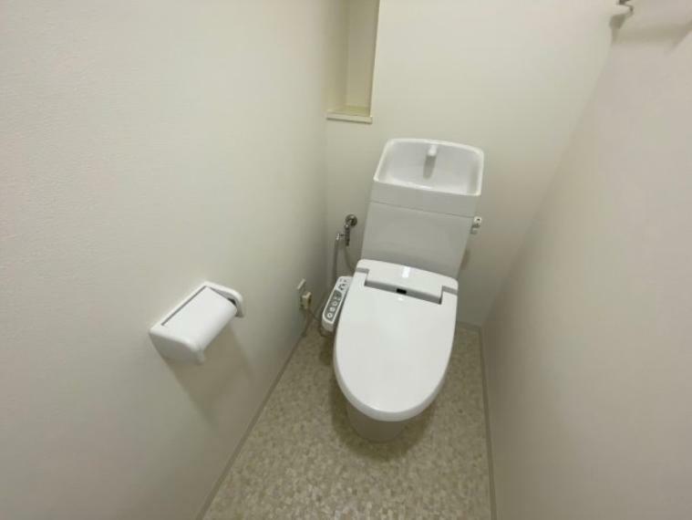 清潔感溢れるトイレ。落ち着いた空間で安らぎの空間をお過ごしいただけます。