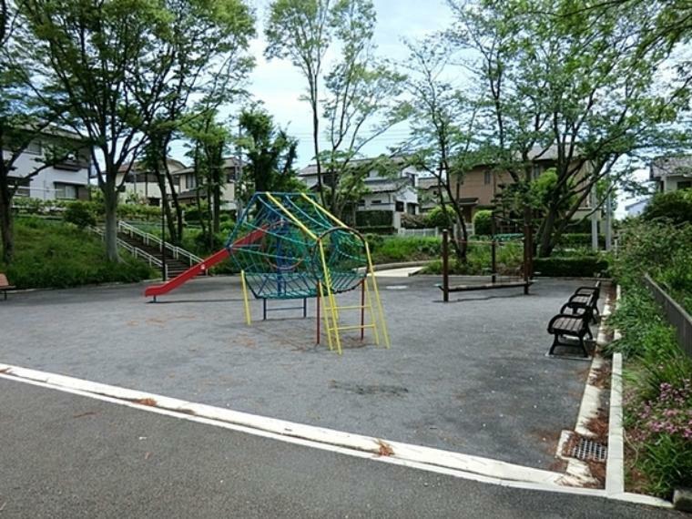 公園 庄戸第一公園 公園はゴリラなどがある広場とネットでできた遊具のある広場、ボール遊びなどができる運動広場と3つに分かれています。