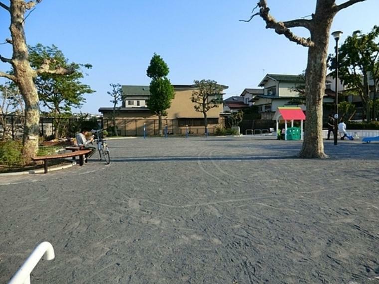 公園 平戸第一公園 滑り台などの遊具と大きな砂場があり小さな子供の遊び場に便利な公園です。