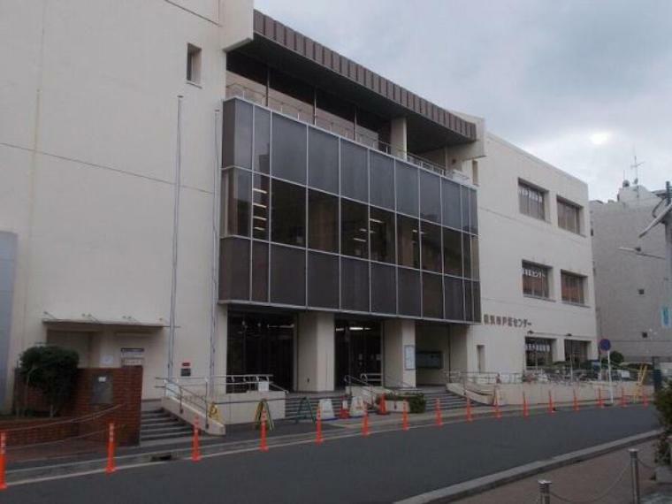 図書館 横浜市戸塚図書館 戸塚センター内にあります。