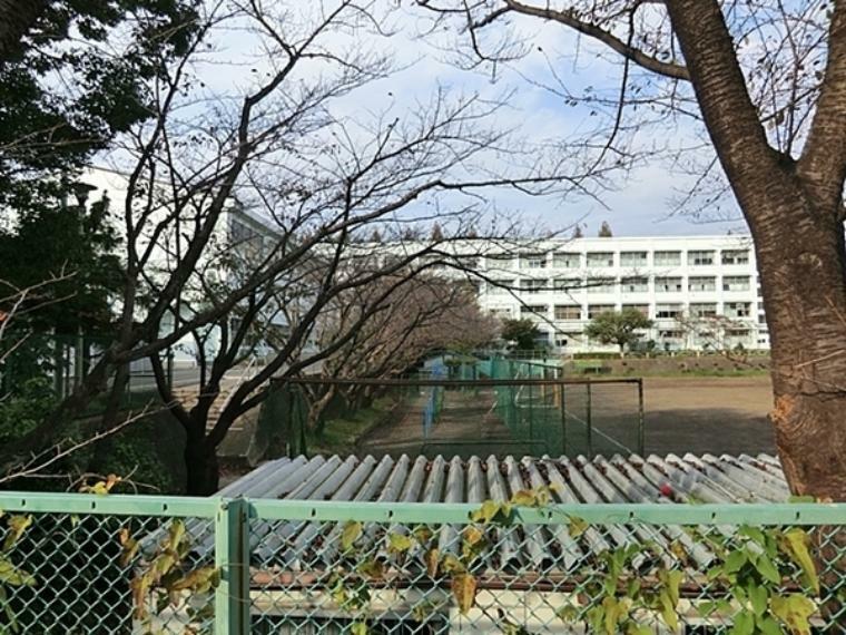 横浜市立都岡中学校 学校教育目標は心豊かな人となれ　～空へ続く校舎はスペアミントブルー～