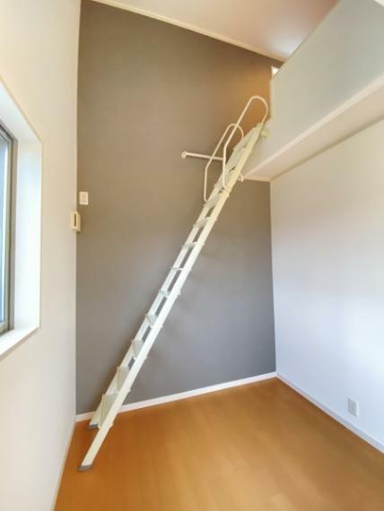 嬉しいロフトつき！壁掛けの梯子で、出し入れもしやすいです。