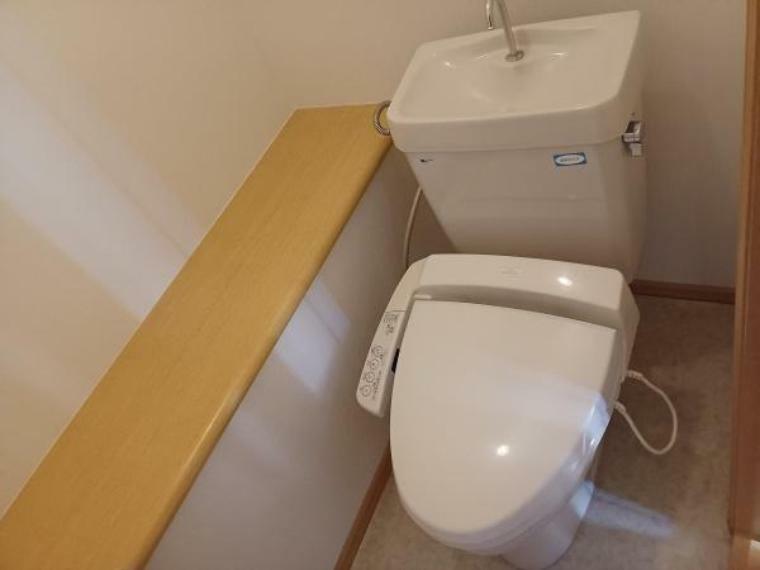 トイレ 2階、温水洗浄便座付きのトイレです！