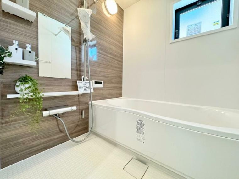 浴室 22号棟　浴室換気乾燥暖房機能付きの浴室は、雨の日でも乾燥機能で洗濯物をカラっと乾かせます。自動湯はりや追い焚き機能を備えたオートバスで一日の疲れを癒していただけます。