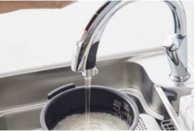 水栓に触れなくてもセンサーに手をかざすだけで吐水・止水ができます。汚れた手でも触れずにラクラク操作可能、さらに効果的に節水できます。