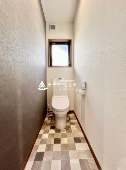 トイレ 窓付きで明るいトイレです。床材がお洒落なアクセントになっています。