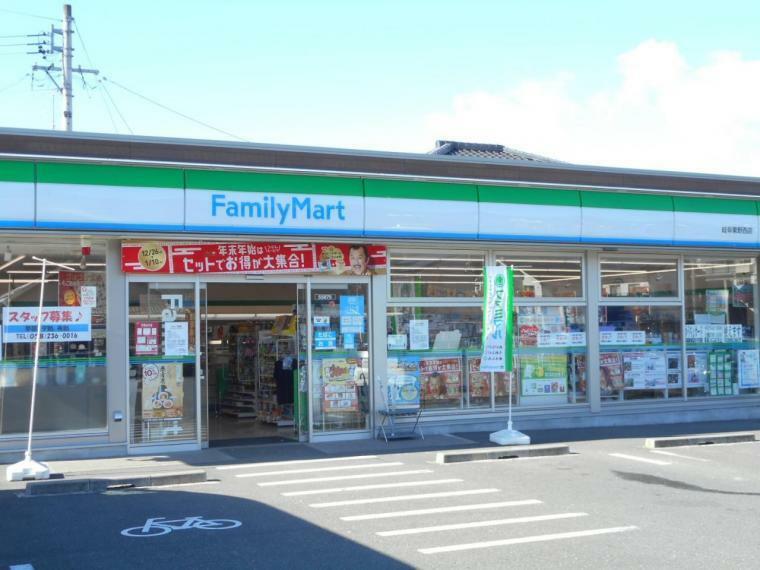コンビニ ファミリーマート 岐阜粟野西店まで約640m（徒歩8分）