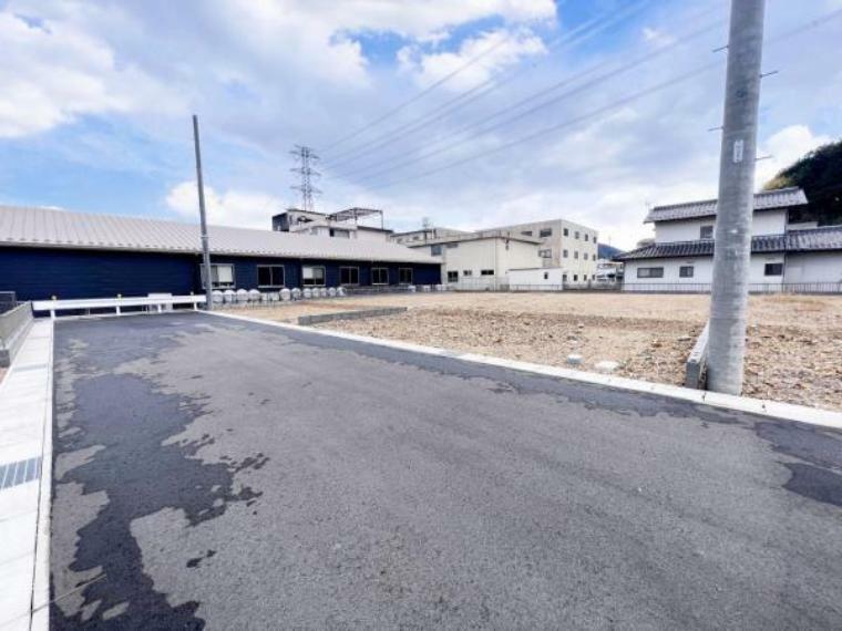 現況写真 現地前面道路です。ぜひ現地をご覧ください。