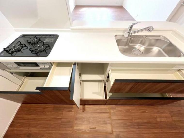 キッチン スライド式のキッチン収納は、奥のものまで取り出しやすく、収納力もございます。