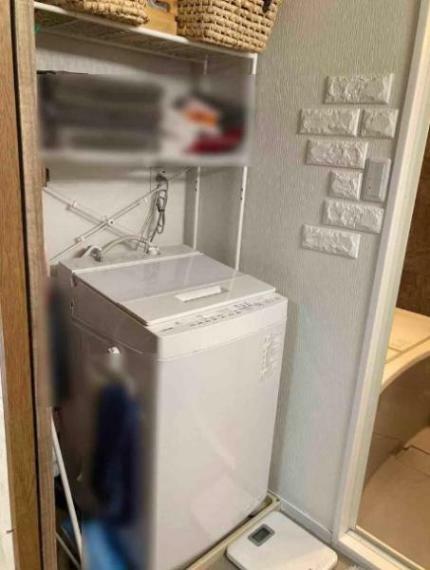 洗濯機を配置しても十分なスペースを確保した設計の洗面室！