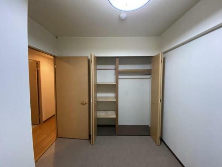 洋室4.3帖:全室収納スペース付き！お部屋を広くスッキリとお使いいただけます！