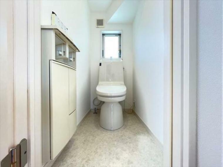 トイレ 白を基調に、飽きのこない空間は質感豊かな仕上がりとなっております。（2024.5.5撮影）
