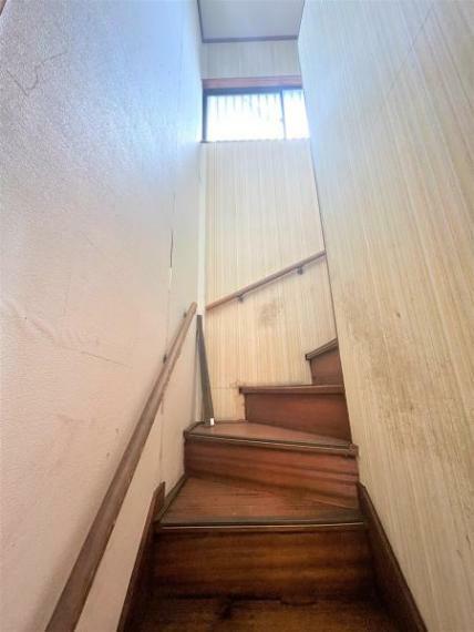 【リフォーム中】階段です。手すり設置、滑り止め設置、フローリング重張、クロス交換、照明交換を行います。窓が付いているので暗くなりがちな階段も明るく、手すりが付いているので安全ですね。