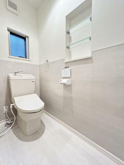 トイレ 【現況/トイレ】温水洗浄便座のシステムトイレです。タオルリング・ペーパーホルダー設置済みです。