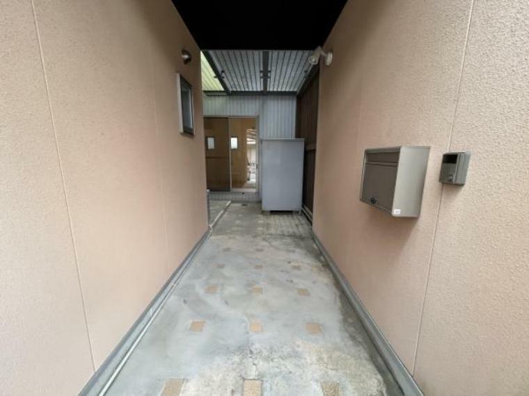 現況写真 【玄関アプローチ】駐車場から玄関までのアプローチは天井があるので雨に濡れません。