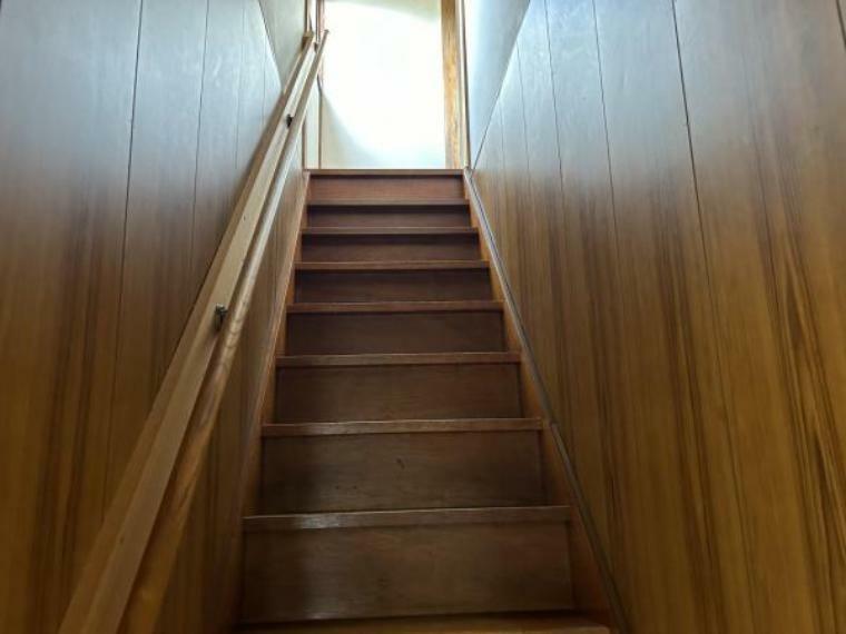 【リフォーム中】階段はクリーニング、壁天井はクロスを貼ります。板張りの壁がクロスを貼る事で明るく変わります。また、手すりも付けますので昇降も安心です。