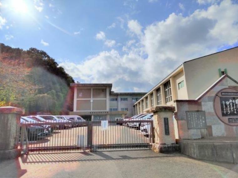 【近隣施設/小学校】敦賀市立粟野小学校まで1000mです。