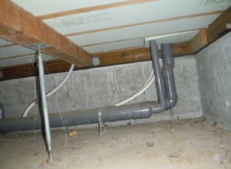 【床下】床下まで確認の上、シロアリの被害調査と防除工事もおこないます。