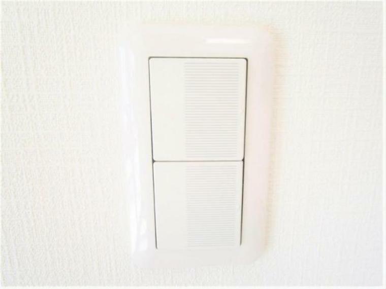【同仕様写真】住宅のすべての照明スイッチはワイドタイプに交換します。スイッチ部分が広いので、小さいお子様やご年配の方でも押しやすいデザインです。