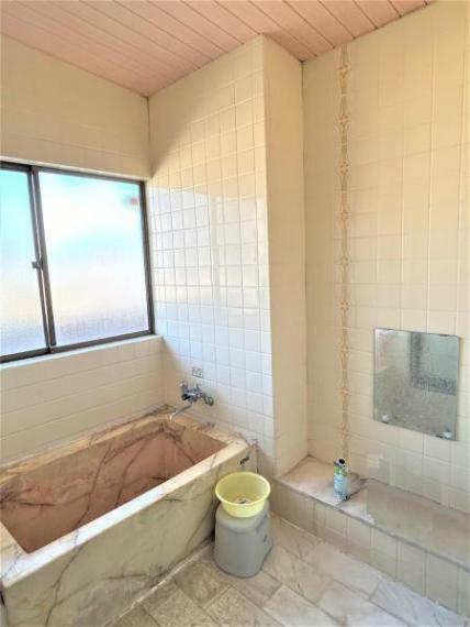 浴室 【浴室】通風と採光を兼ね備えた窓があります。