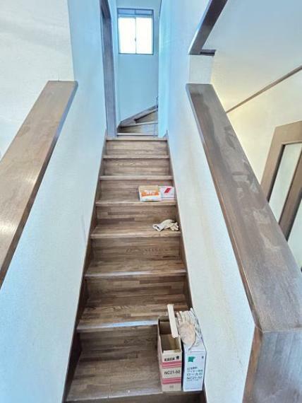 【リフォーム中5/19撮影】階段の写真です。階段は一段ごとにノンスリップの設置、手すりの交換等を行います。手すりが付いていることでお子様やお年寄りの方の上り下りも楽になりますよ。