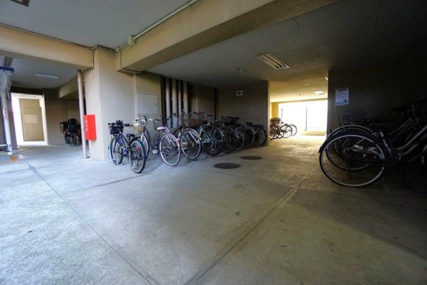 駐輪場 大切な自転車を守れるよう屋根付きの自転車置き場になっております。
