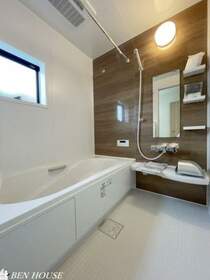 浴室（同仕様参考写真）・足を伸ばして寛げるゆったりとした広さのユニットバス。ヒートショック対策にも嬉しい浴室暖房乾燥機完備です。