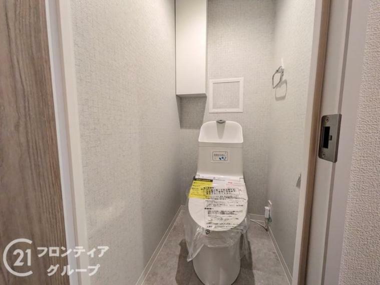 トイレ 白を基調とした、清潔感のあるシンプルなデザインのトイレです。お家のご質問はお気軽にご相談ください！