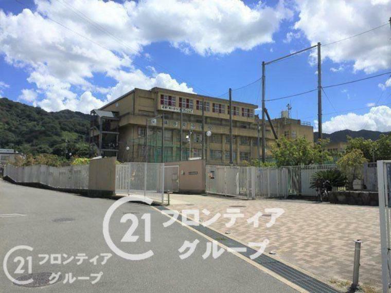 中学校 東大阪市立義務教育学校くすは縄手南校六万寺校舎 徒歩10分。