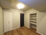 洋室 居室には収納力豊富なクローゼットに加え、可動式の収納スペースもありムダなくより効率的に収納可能です。