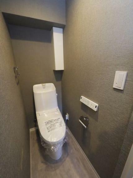 トイレ 広くて深い手洗鉢付き、シンプルな機能のみを搭載したモデルです、収納も完備されており、トイレ関連のものはトイレ内に仕舞う、適材適所の収納がポイント。トイレットペーパーやその他の小物も隠すことができます。
